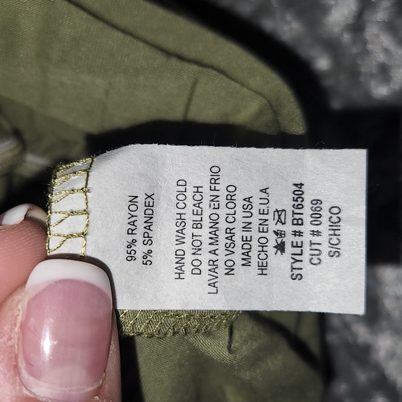 BNWOT Ces Femme Boutique Light Olive Green Long Sleeve Tie Waist Short Romper. - Picture 6 of 7